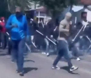 ISPLIVAO NAJNOVIJI SNIMAK TUČE PRED DERBI: Velika grupa ljudi, motke, pirotehnika, a onda šut u kameru (VIDEO)