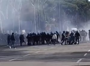 HAOS NA ULICAMA RIMA: Velika tuča navijača pred „Derbi dela Kapitale“! (VIDEO)