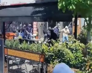 BRUTALNO: Isplivao najnoviji snimak tuče navijača u centru Beograda, motke i stolice letele na sve strane (VIDEO)