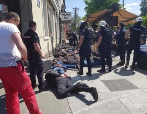 HAOS PRED VEČITI DERBI: Sukob navijača kod Vukovog spomenika, policija hitno reagovala (VIDEO)