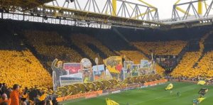 MOĆNE SCENE U DORTMUNDU: Navijači Borusije na spektakularan način proslavili 50. rođendan stadiona (VIDEO)