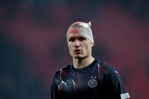 (FOTO-UBOD) ANTIĆ KRVAVE GLAVE: Bek Partizana hrabro nastavlja susret!