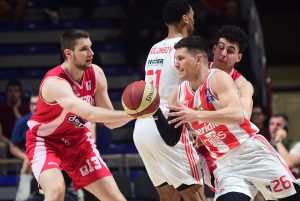 ZVEZDA IMA DVOCIFRENU PREDNOST NA POLUVREMENU: Borbeni Studenti ne mogu protiv sjajnog šuta za tri ‘crveno-belih’!