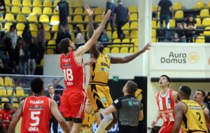 (POLUVREME) ZVEZDA IMA FINU PREDNOST NA GRIPAMA: Crveno-beli idu ka pobedi za kraj regularnog dela sezone!