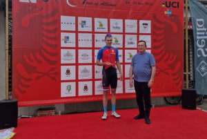 ALBANCIMA SE DIŽE KOSA NA GLAVI: Bože pravde usred Tirane zbog ovog momka! (VIDEO)