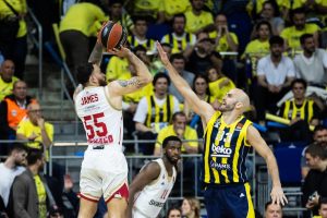 HAOS U SRED TURSKE, NAVIJAČI UPALI NA TEREN: Obradovićev tim se jedva izvukao! (VIDEO)