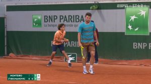 TRIBINE U PARIZU PODSETILE NA PUN JNA, NEVEROVATNE SCENE ZA TENIS: „Doš’o je i taj dan, j**o vas Miomir“! (VIDEO)