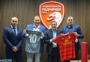 PIKSI PRISUSTVUJE DERBIJU ZA EVROPU: Spektakl u Kragujevcu, kiša uticala da ne vidimo pun stadion! (VIDEO)