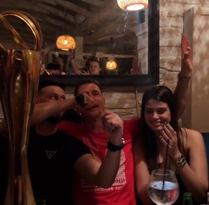 NEDOVIĆ U ZAGRLJAJU SUPRUGE ZAPEVAO: ‘Dušmani hoće da te unište i da te prodaju!’ (VIDEO)