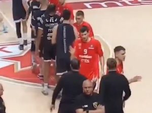 OVO NISTE VIDELI U PRENOSU: Nekoliko igrača Partizana odbila da se rukuju sa košarkašima Zvezde (VIDEO)