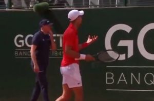 TRENUTAK KADA SE SVE SLOMILO: Novak pobesneo na stručni štab, pa opsovao – Šta pričate vi?! (VIDEO)