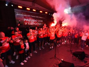 FEŠTA U KRAGUJEVCU: Više hiljada ljudi dočekalo fudbalere Radničkog, uz vola i baklje se slavio plasman u Evropu (VIDEO)