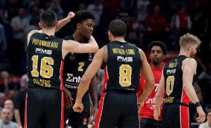 POTEZ SEZONE U EVROLIGI: Veseli je krenuo na zakucavanje, ali je centar Olimpijakosa imao malo drugačije planove! (VIDEO)