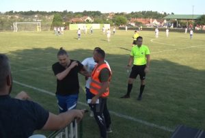 PIKSI KOVAČEVIĆ KRENUO DA SE OBRAČUNA SA SUDIJOM: Nekadašnji as Crvene zvezde pobesneo na arbitra tokom baraža! (VIDEO)