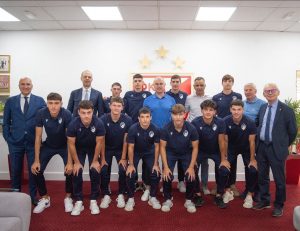 TERZIĆ I UPRAVA DOČEKALI SJAJNE KADETE UZ TORTU: Evo šta je prvi čovek Zvezde poručio momcima koji su igrali nestvarno na EP! (FOTO)