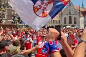 SRBI OSVAJAJU MINHEN: Nasred Marijenplaca se ori „Kosovo je srce Srbije“! (VIDEO)