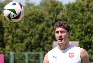 VLAHOVIĆ SVE IZNENADIO STAJLINGOM: Torba ne može da vam ne upadne u oči! (FOTO)