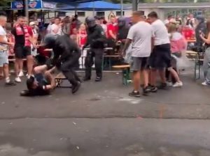 PREVASPITAVANJE NAVIJAČA NA EURO 2024: Evo šta se desi kada bacite flašu na policiju Nemačkoj! (VIDEO)