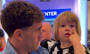 DUŠAN VLAHOVIĆ POKAZUJE KOLIKO JE VELIK: Napadač srpske reprezentacije i uplakana devojčica u centru pažnje ! (VIDEO)