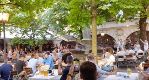 DIVNE SCENE IZ MINHENA: Srbi i Slovenci udruženi pred sutrašnji duel, orilo se „Oj Kosovo, Kosovo“ (VIDEO)