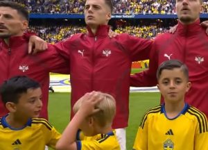 ONO KADA UGLEDAŠ SVOG IDOLA: Klinac video Vlahovića i hit reakcijom oduševio svet! (VIDEO)