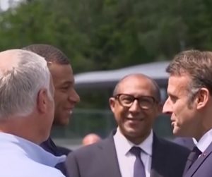 MBAPE OTKRIO MAKRONU KADA POTPISUJE ZA REAL: Hit snimak fudbalera i predsednika nasmejao mnoge! (VIDEO)