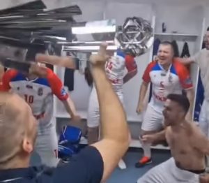 FEŠTA NA SRPSKI NAČIN: Orlovi uz poznati hit proslavili titulu prvaka Evrope! (VIDEO)