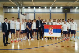 NAVIJAJTE ZA NAŠE FUDBALERE: Ministar Gajić posetio Orlove i simbolično predao zastavu Srbije! (FOTO)