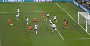 ENTONI TEJLOR PONOVO U CENTRU PAŽNJE: Da li je sa pravom poništio pogodak Holandije protiv Francuske? (VIDEO)