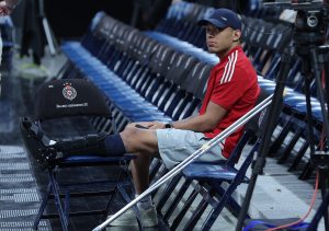 JAGO NA ŠTAKAMA STIGAO U ARENU: Pogledajte kako izgleda Zvezdin Brazilac nakon povrede! (VIDEO)