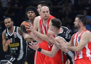 (POLUVREME) PARTIZAN IMA BLAGU PREDNOST U ARENI: Crno-beli imali +15, Zvezda igra u serijama!