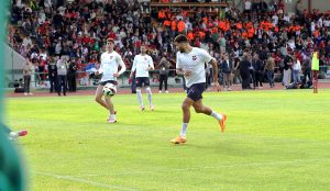 ENGLEZI OPET UDARILI PO SRBIJI: ‘Srpski huligani se sukobili sa policijom – Otvoreni trening pretvoren u haos!’