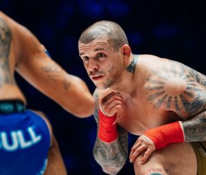 „PSIHOPATA“ U SVOM STILU: Dominirao ceo meč, mazao krv po licu, pa na kraju jedva izvukao pobedu (VIDEO)