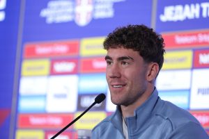 VLAHOVIĆ SE PROVODI NA ODMORU: Nakon neuspešnog EURA srpski napadač odlučio da uživa na otvorenom moru! (FOTO)