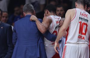 DELIJE U NEVERICI: Dva najbolja igrača Zvezde na meču se povredila! (FOTO)