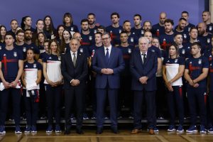 KOMIČNA SCENA IZ PREDSEDNIŠTVA: Vučić krenuo da se slika, pa ugledao selektora i uradio je ovo! (VIDEO)