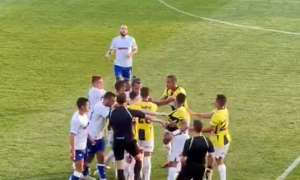 HAOS NA MEČU HAJDUKA I FENERA: Livaja hvatao protivnika za vrat, Murinjo uleteo na teren da smiruje strasti! (VIDEO)