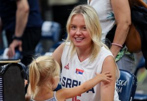 ODBOJKAŠICE IMALE NEOČEKIVANU PODRŠKU: Supruga Nikole Jokića došla da podrži devojke protiv Francuske!