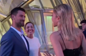 KOMIČNA SCENA U PARIZU: Zvezda Holivuda se izvinjavala Novaku, a Đoković je samo šmekerski odreagovao! (VIDEO)