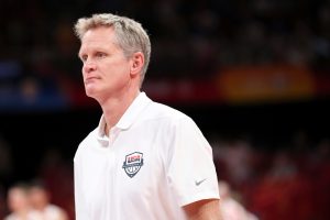 ODRŽAO OBEĆANJE: Stiv Ker došao u majici posvećenoj Dejanu Milojeviću pred utakmicu sa Srbijom! (FOTO)