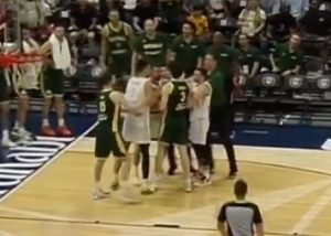 UMALO TUČA NA UTAKMICI SRBIJA – AUSTRALIJA: Gudurić želeo obračun sa NBA zvezdom! (VIDEO)