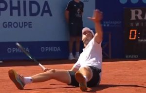 TENIS OVAKO NEŠTO NE PAMTI: Francuz izveo do sada neviđen udarac i uspeo da osvoji poen! (VIDEO)