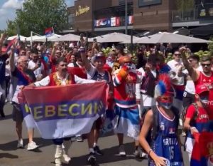 SVE JE SPREMNO ZA SPEKTAKL: Srbi napravili žurku na ulicama Lila, a Lebron već „plače“! (VIDEO)