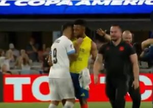 LUIS SUAREZ U SVOM STILU: Uspeo da ugrize Baneta Ivanovića, ali ne i fudbalera Kolumbije! (VIDEO)