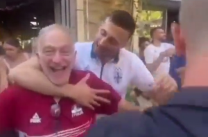 ALEKSU PUKLE EMOCIJE NA PROSLAVI: Srčani Čačanin zagrlio oca i zapevao legendarnu pesmu! (VIDEO)