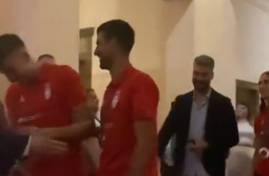 KOMIČNA SCENA IZ STAROG DVORA: Bogdanović glavom udario popa, Novak Đoković bio pored njega! (VIDEO)