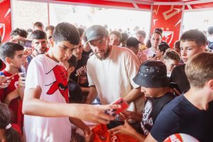 PREDIVNE SCENE NA MALOM KALEMEGDANU: Šampioni se družili sa navijačima, tu su bile i novajlije! (FOTO) (VIDEO)