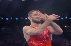 SRAMAN ČIN ALBANSKOG RUSA: Osvojio medalju, pa pokazao simbol terorističke OVK-a! (FOTO+VIDEO)