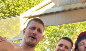 NAŠI KOŠARKAŠI UVELIKO SLAVE: Nikola Jokić bez majice u centru pažnje! (FOTO)