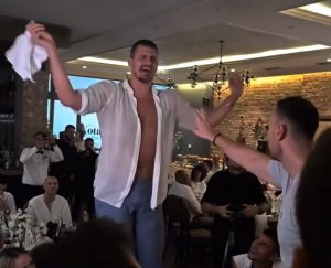PROKLETA JE AMERIKA: Jokić se popeo na stolicu i zapevao na svadbi! (VIDEO)